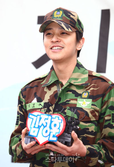 [NOTICIAS] Kim Jung Hoon licenciado del ejército  Kim-jung-hoon-discharged-3