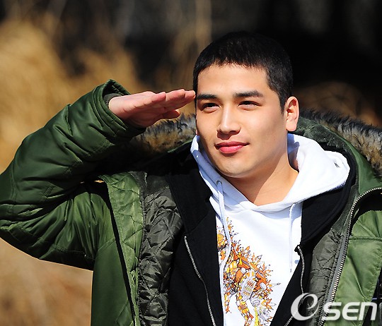 [NOTICIAS] Kim Jung Hoon licenciado del ejército  Yoo-gun-enlistment-1